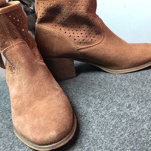 Brown suede boots ⭐️